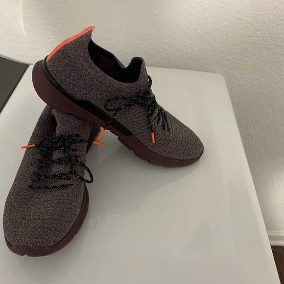 (new) Under Armour Size 12 limited edition - Picture 3 of 5